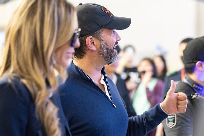 도널드 트럼프 미국 대통령의 장남 트럼프 주니어가 국내 재계총수와의 면담을 마친 후 지난달 30일 인천국제공항을 통해 출국하고 있다. /연합뉴스