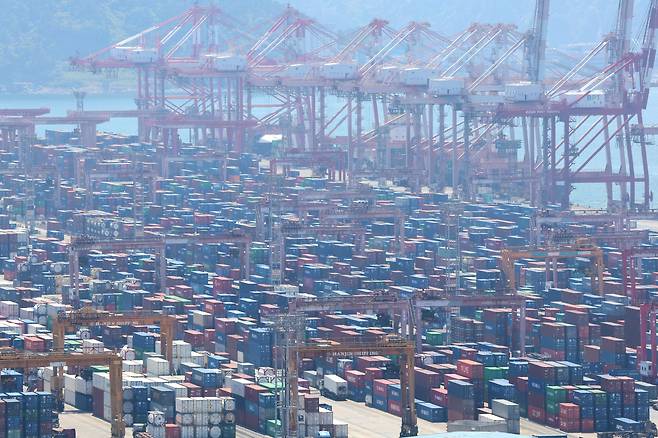 4월 30일 부산항 신선대부두에 컨테이너가 가득 쌓여 있는 모습. /연합뉴스