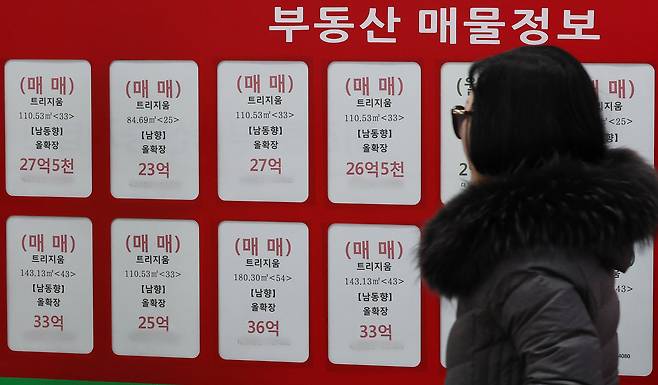 21일 서울 송파구 한 부동산중개업소에 잠실 아파트단지 매물이 걸려있다. 서울시가 지난주 토지거래허가구역 해제를 발표함에 따라 서울 강남의 소위 '잠·삼·대·청'(잠실·삼성동·대치동·청담동) 아파트 매매가격 상승폭이 커졌다. 2025.2.21/뉴스1 ⓒ News1 박세연 기자