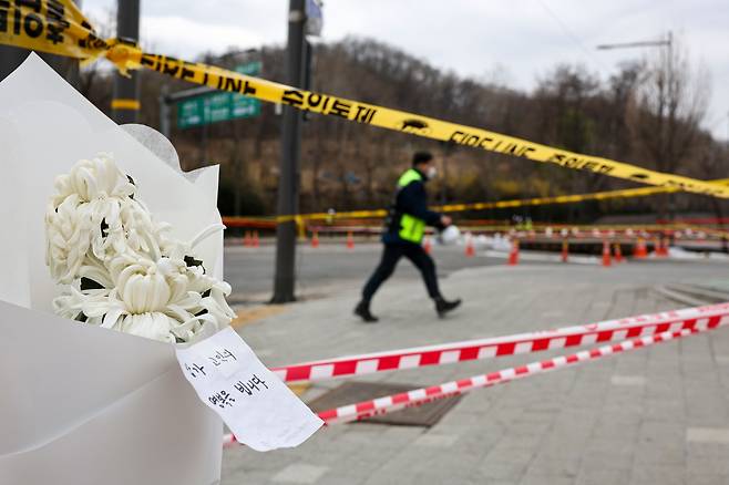 서울 강동구 명일동 싱크홀(땅꺼짐) 현장에 이번 사고로 숨진 오토바이 운전자 박모씨를 추모하는 꽃이 놓여 있다. /연합뉴스