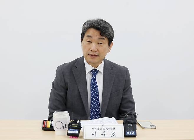 이주호 사회부총리 겸 교육부 장관이 1일 서울 올림픽공원 스포츠비즈홀에서 열린 제75차 함께차담회에서 현장 의견을 청취하고 있다. /교육부 제공