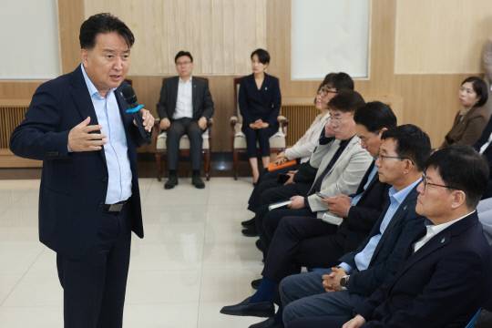 직원조회하는 김영환 충북도지사. 충북도 제공