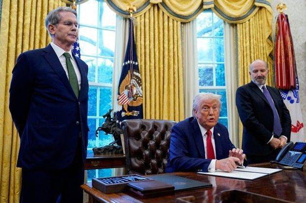 도널드 트럼프(가운데) 미국 대통령이 지난 2월3일 워싱턴 백악관에서 하워드 러트닉(오른쪽) 상무장관, 스콧 베센트 재무장관이 배석한 가운데 취재진과 대화하고 있다. ⓒ 로이터/연합뉴스