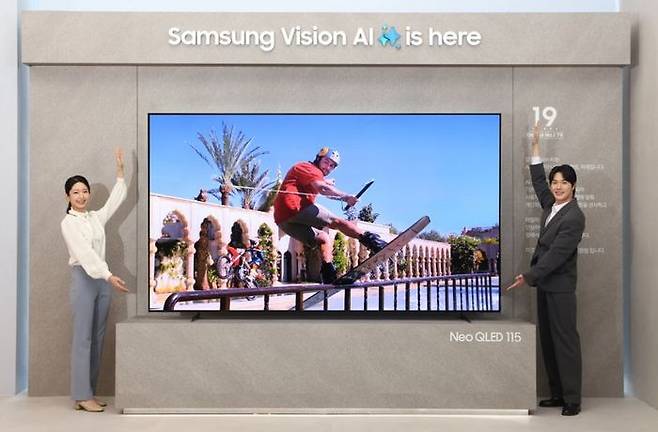 지난달 7일 삼성 강남에서 진행된 '언박스&디스커버 2025' 행사에서 삼성전자 모델이 115형 초대형TV를 소개하고 있다.ⓒ삼성전자