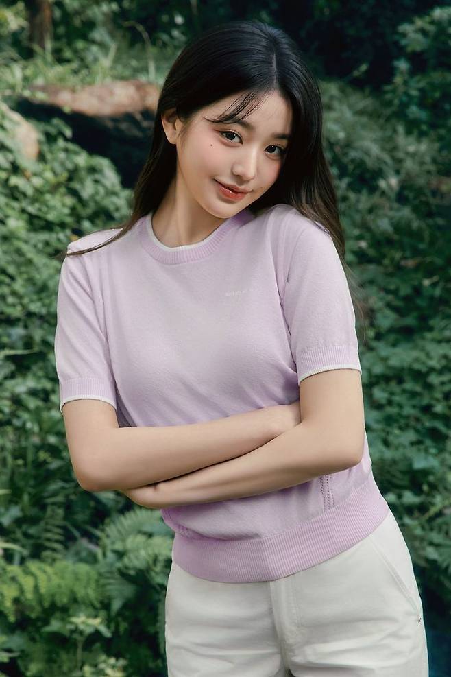 아이더 브랜드 모델 장원영이 아이스온 스웨터를 착용하고 포즈를 취하고 있다.ⓒ아이더