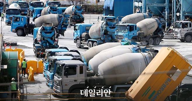 지난달 26일 오전 서울 시내 한 레미콘 공장에 일부 레미콘 차량이 멈춰 서 있다.ⓒ뉴시스