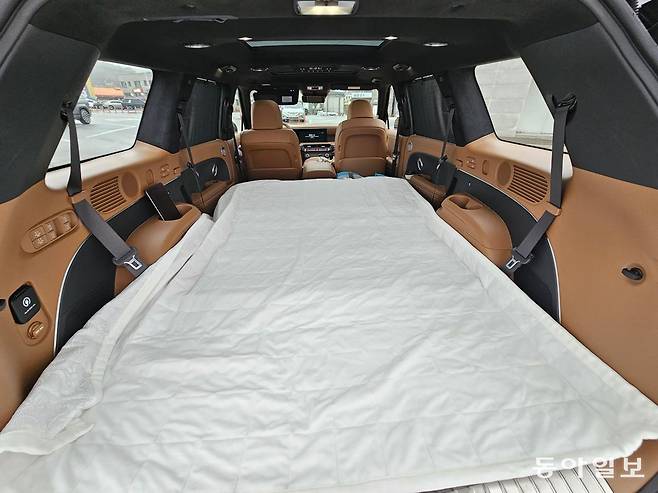 최근 현대자동차의 신형 팰리세이드 하이브리드 모델을 타고 경기 양평군 두물머리(위쪽 사진)와 인천 강화군에서 ‘차크닉’(자동차와 피크닉의 합성어)을 했다. 이 차량은 넓은 공간감에 V2L과 스테이 모드 등 고전압 배터리를 활용한 다양한 기능을 갖춰 야외 나들이를 떠나는 가족들에게 ‘최적의 선택’이라는 평가가 나온다. 양평·강화=김재형 기자 monami@donga.com