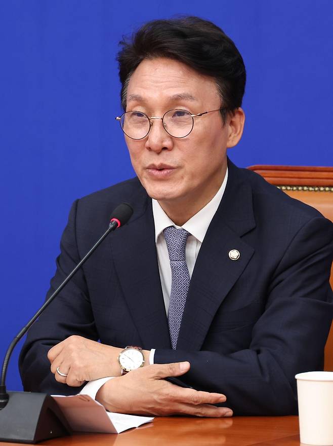 대선 상임 공동선거대책위원장인 김민석 더불어민주당 최고위원이 30일 오전 서울 여의도 국회에서 현안관련 기자간담회에서 발언을 하고 있다. 2025.04.30. 뉴시스