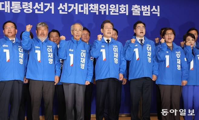 이재명 더불어민주당 대선후보가 30일 오후 서울 여의도 국회 의원회관에서 열린 더불어민주당 제21대 대통령선거 ‘진짜 대한민국’ 중앙선거대책위원회 출범식에 참석했다. 이훈구 기자 ufo@donga.com