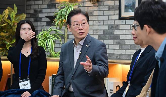 이재명 더불어민주당 제21대 대통령 선거 후보가 30일 오후 서울 구로구 한 스튜디오에서 열린 슬기로운 퇴근생활 직장인 간담회에 참석해 직장인들의 고충을 듣고 답변하고 있다. 2025.04.30. 서울=뉴시스 국회사진기자단