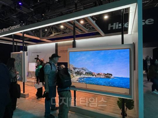 미국 라스베이거스서 지난 1월 열린 CES 2025 행사장 하이센스 부스에서 관람객들이 전시된 캔버스TV 제품을 살펴보고 있다.