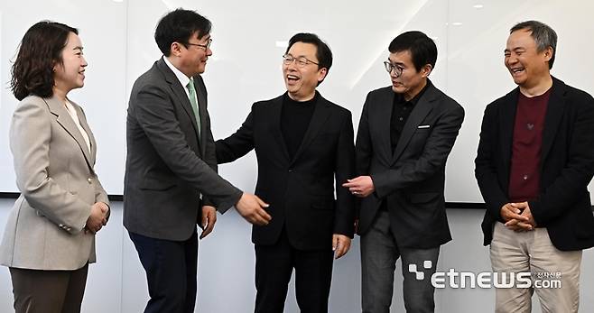 디지털정부혁신 좌담회가 30일 서울 종로구 버텍스코리아에서 열렸다. 왼쪽부터 김지선 전자신문 SW산업부 차장, 송석현 국립경국대 교수(한국디지털정부학회 학회장), 강동석 한국디지털정부협회 초대 회장, 문명재 연세대 행정학과 교수, 권헌영 고려대 교수(디지털정부혁신위원회 위원장).  이동근기자 foto@etnews.com