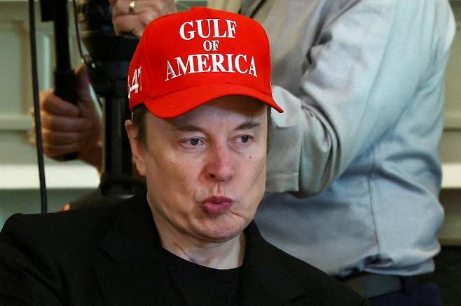 30일(현지시간) 백악관 에서 열린 각료 회의에 참석한일론 머스크 테슬라 최고경영자(CEO)가 '미국만'(Gulf of America)이라고 쓰인 빨간색 모자 쓴 채 생각에 잠겨있다. 로이터연합뉴스