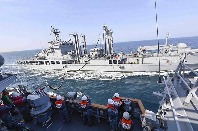 (사진3) 해군은 4월 28일부터 5월 1일까지 서해와 남해에서 압도적인 군사대비태세 확립과 필승의 전투의지 고양을 위해 함대종합전투훈련을 실시했다. 해군2함대 서울함(FFG-II, 3100톤, 아래쪽)과 화천함(AOE-Ⅰ, 4200톤, 위쪽)이 29일 서해상에서 해상기동군수 훈련을 하고 있다. 해군 제공