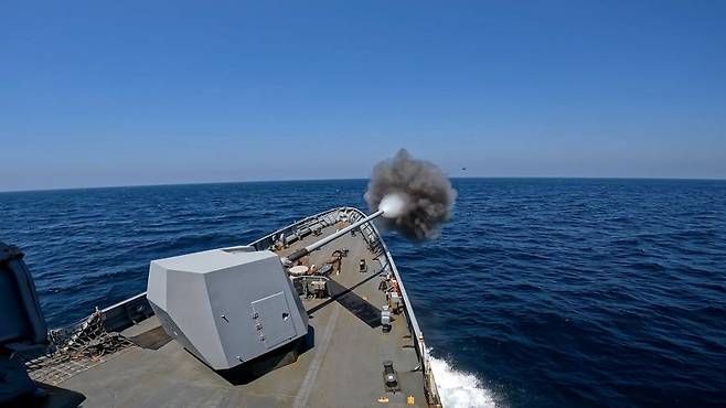 해군은 지난 4월 28일부터 5월 1일까지 서해와 남해에서 압도적인 군사대비태세 확립과 필승의 전투의지 고양을 위해 함대종합전투훈련을 실시했다. 해군3함대 광주함(FFG-Ⅰ, 2500t)이 지난 28일 남해상에서 대함 실사격 훈련을 하고 있다. 해군 제공