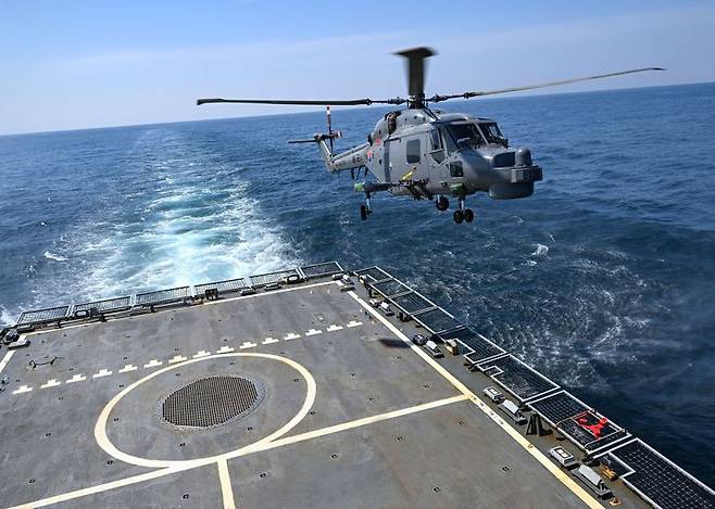 해군은 지난 4월 28일부터 5월 1일까지 서해와 남해에서 압도적인 군사대비태세 확립과 필승의 전투의지 고양을 위해 함대종합전투훈련을 실시했다. 해군3함대 해상작전헬기(Lynx)가 지난 29일 광주함(FFG-Ⅰ, 2500t)에서 헬기 이·착함 합동훈련(Cross-Deck)을 위해 이함하고 있다. 해군 제공