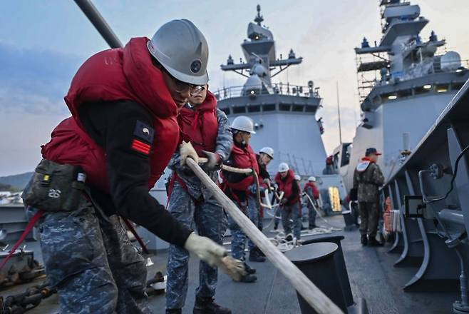 해군은 지난 4월 28일부터 5월 1일까지 서해와 남해에서 압도적인 군사대비태세 확립과 필승의 전투의지 고양을 위해 함대종합전투훈련을 실시했다. 해군2함대 서울함(FFG-II, 3100t) 승조원들이 지난 28일 함대종합전투훈련 참가차 출항을 위해 홋줄 작업을 하고 있다. 해군 제공