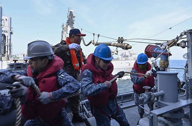 해군은 지닌 4월 28일부터 5월 1일까지 서해와 남해에서 압도적인 군사대비태세 확립과 필승의 전투의지 고양을 위해 함대종합전투훈련을 실시했다. 해군2함대 서울함(FFG-II, 3100t) 승조원들이 지난 29일 해상기동군수 훈련 중 유류호스 연결 작업을 하고 있다. 해군 제공