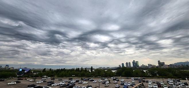 1일 서울 여의도 하늘에 ‘거친물결구름’이 나타나 있다. 사진=박범준 기자