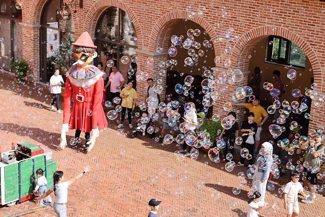 이탈리아마을 비눗방울 체험. 쁘띠프랑스 제공