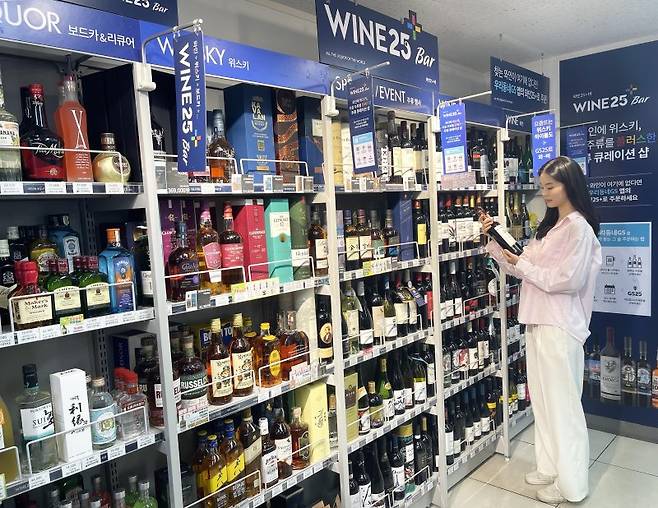 고객이 GS25에서 맥주를 고르고 있다. GS25 제공