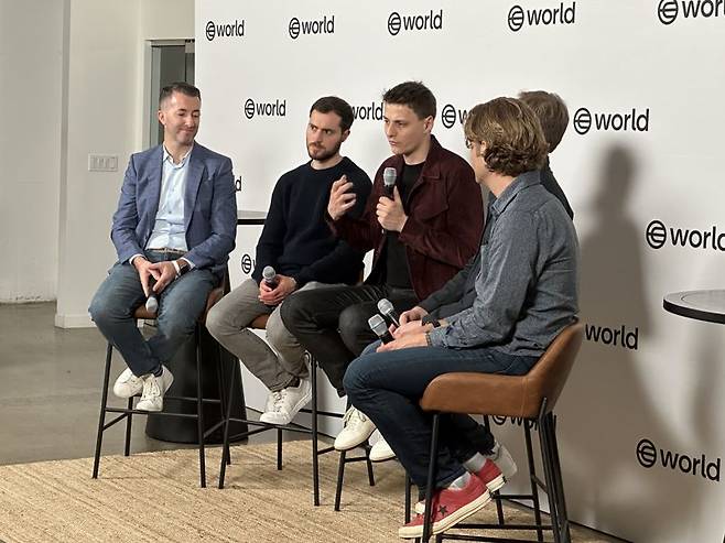 월드코인 개발사 '툴스 포 휴머니티'(Tools for Humanity·TFH) 알렉스 블라니아 CEO(왼쪽에서 3번째)가 30일(현지시간) 미국 샌프란시스코에서 개최된 월드코인 '앳 라스트'(At Last) 행사 후 열린 기자 간담회에서 발언하고 있다. 사진=홍창기 기자