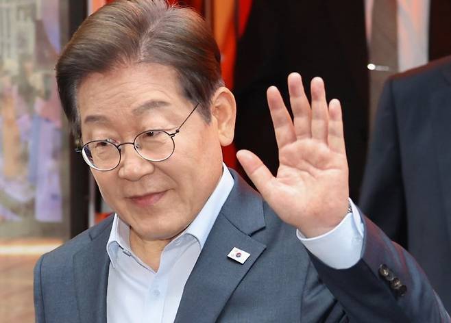 (서울=뉴스1) 이재명 기자 = 이재명 더불어민주당 대통령 후보가 1일 서울 종로구의 한 포차 식당에서 '당신의 하루를 만드는, 보이지 않는 영웅들'이란 주제로 열린 배달 라이더, 택배 기사 등 비(非)전형 노동자들과 간담회를 마친 뒤 나서며 손인사를 하고 있다. (공동취재) 2025.5.1/뉴스1 /사진=뉴스1화상