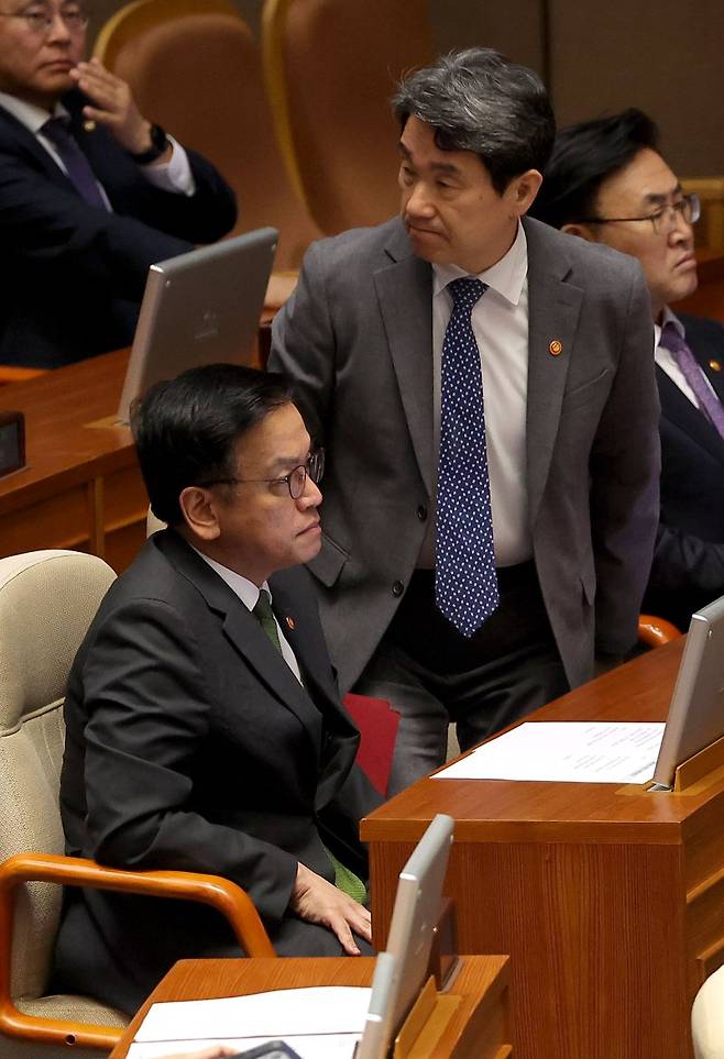 최상목 부총리-이주호 부총리, 나란히 본회의 참석 (서울=연합뉴스) 류영석 기자 = 최상목 경제부총리 겸 기획재정부 장관과 이주호 사회부총리 겸 교육부 장관이 1일 국회에서 열린 본회의에 참석해 인사를 나누고 있다. 2025.5.1 ondol@yna.co.kr (끝)