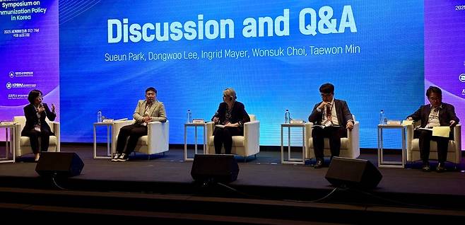 지난달 24일 질병관리청 \'2025 세계예방접종 주간 기념 국제 심포지엄\' 당시 패널토론 모습. 왼쪽부터 박수은 양산부산대병원 소아청소년과 교수(대한소아감염학회 회장), 이동우 질병청 예방접종관리과장, 잉그리드 메이어 호주 보건부 국가예방접종 전략·운영과장, 최원석 고려대 안산병원 감염내과 교수, 민태원 국민일보 부국장. 최지현 기자