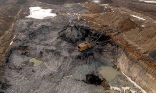 우크라이나 지토미르에 있는 노천 티타늄 광산에서 지난 2월28일 중장비가 채굴 작업을 하고 있다. 미국과 우크라이나는 30일 우크라이나 광물자원 개발 및 투자들에 관한 협정을 체결했다. AFP 연합뉴스