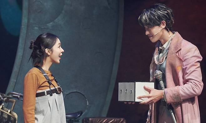 뮤지컬 ‘라이카’에서 라이카 역을 맡은 배우 박진주(왼쪽)와 왕자 역의 김성식. 쇼노트 제공