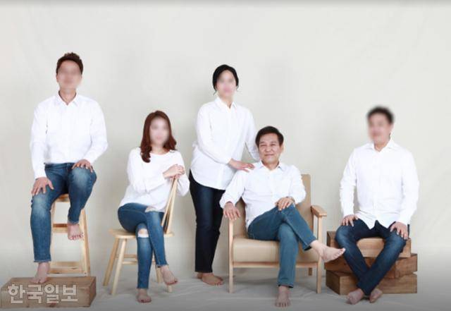 건진법사 전성배씨 가족사진. 독자제공