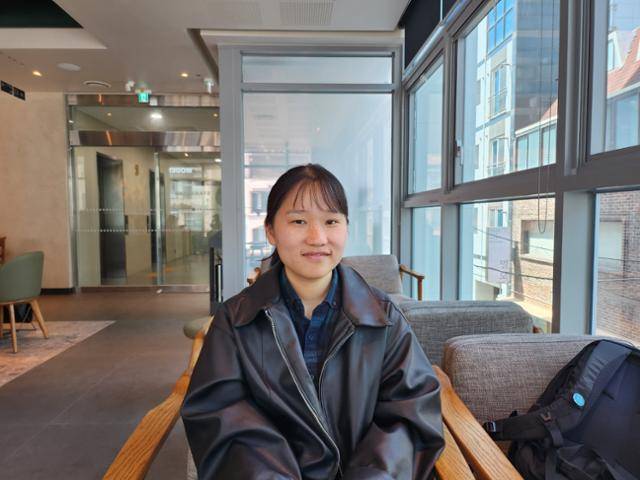 30일 서울 동대문구 소재 한 카페에서 만난 '알바왕' 이민지(25)씨. 이씨는 5인 미만 사업장에도 근로기준법을 적용해야 한다고 주장했다. 송주용 기자