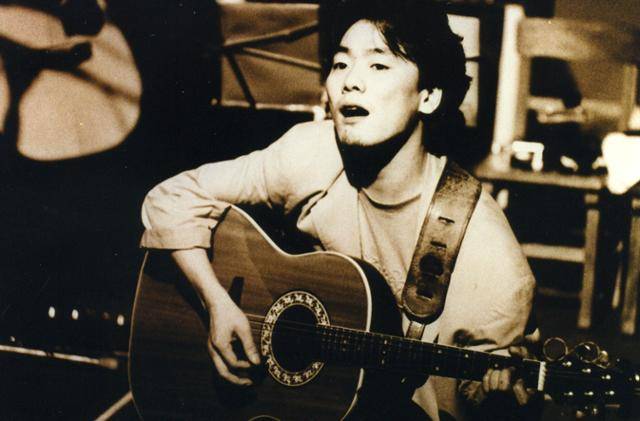 가수 김광석이 생전 노래를 부르고 있다. 한국일보 자료사진