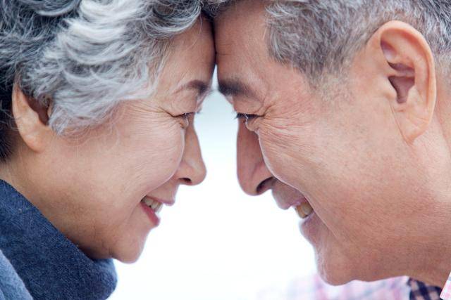 친밀함의 유대가 가장 두껍고 깊을 수 있는 관계가 부부 사이다. 세월이 쌓이면서 연인에서 동지로, 친구에서 서로의 보호자로 의미가 달라진다. 게티이미지뱅크