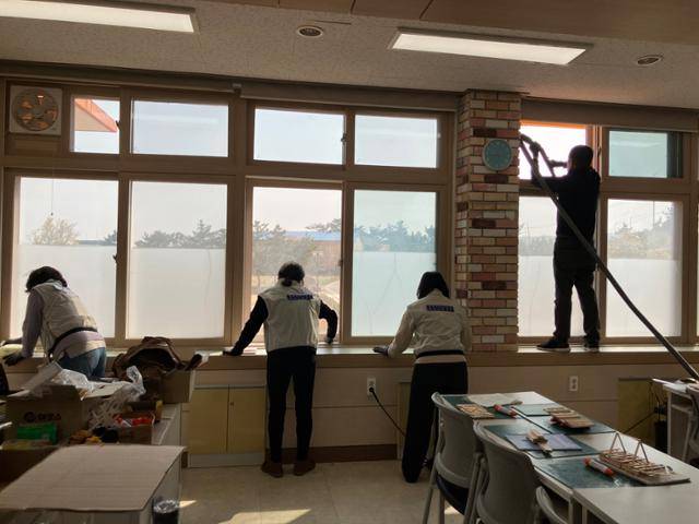 경북 영덕교육지원청이 9일 산불로 피해를 본 영덕군 지품초등학교 건물을 수리하고 있다. 영덕교육지원청 제공