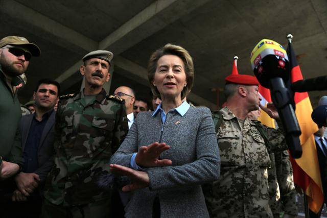 2018년 2월 우르줄라 폰데어라이엔(가운데) 당시 독일 국방장관이 독일 연방군의 지원을 받은 이라크 북부 쿠르드 민병대 페슈메르가 훈련소를 방문했다. 에르빌=EPA 연합뉴스