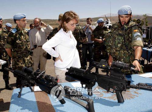 2008년 카메르 차콘 당시 스페인 국방장관이 임신한 몸으로 레바논 파병 스페인군을 방문해 현장을 점검하고 있다. EPA·연합뉴스