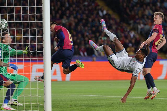 인터 밀란의 덴절 뒴프리스가 1일(한국시간) 스페인 바르셀로나의 에스타디 올림픽 류이스 쿰파니스에서 열린 FC바르셀로나와의 2024~25시즌 유럽축구연맹 챔피언스리그 준결승 1차전에서 전반 21분 시저스킥으로 추가골을 터뜨리고 있다. 바르셀로나=AFP 연합뉴스