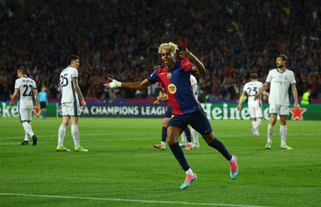 FC바르셀로나의 라민 야말이 1일(한국시간) 스페인 바르셀로나의 에스타디 올림픽 류이스 쿰파니스에서 열린 인터 밀란과의 2024~25시즌 유럽축구연맹 챔피언스리그 준결승 1차전에서 0-2로 뒤지던 전반 24분 만회골을 뽑고 기뻐하고 있다. 바르셀로나=로이터 연합뉴스