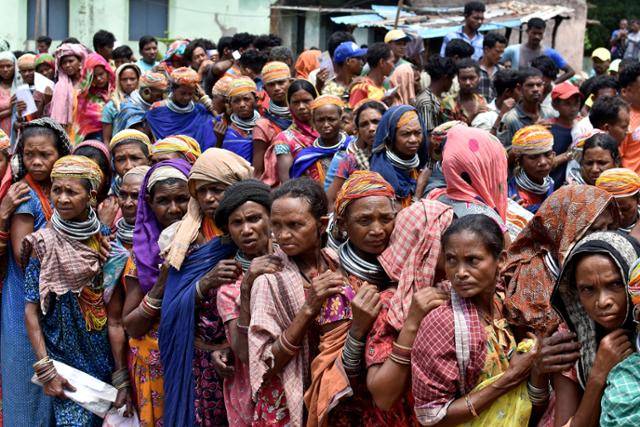 인도에서 총선이 치러지던 지난해 5월 13일 동부 오디샤주에서 시민들이 투표를 기다리고 있다. 오디샤=로이터 연합뉴스 자료사진