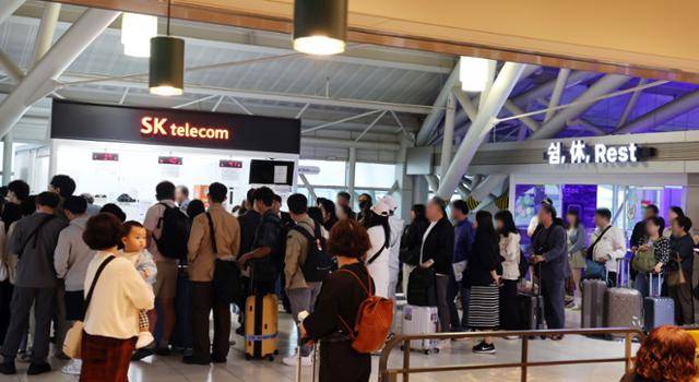 해킹 공격으로 SK텔레콤 가입자 유심(USIM) 정보가 유출돼 파장이 일고 있다. 1일 부산 강서구 김해국제공항 국제선 출국장 SK텔레콤 창구 앞에서 출국 전 유심을 교체하려는 해외여행객들이 길게 줄을 서고 있다. 부산=뉴시스