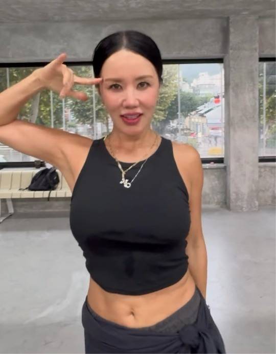 엄정화가 지난해 'NA' 춤 영상을 게재해 탄탄한 복근으로 화제가 됐다. 건강한 복근을 만들기 위해선 운동과 식이요법을 병행해야 한다./사진=엄정화 인스타그램 캡처