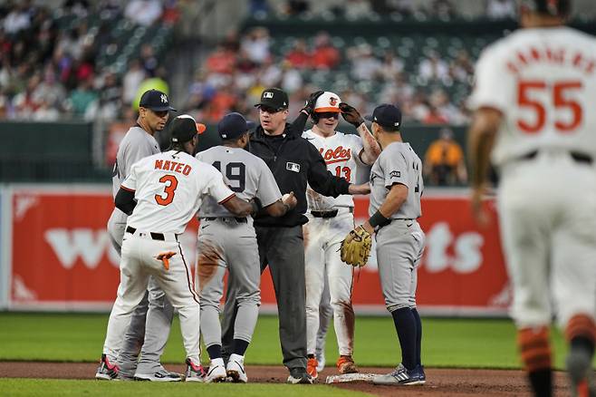 <yonhap photo-2353="">볼티모어 커스타드(오른쪽 두 번째·등번호 13)가 1일(한국시간) 양키스와 경기 4회 도루 과정에서 상대 선수와 충돌하자 말 싸움을 하고 있다. 양 팀 선수가 모여들자 심판이 제지하고 있다. AP=연합뉴스</yonhap>