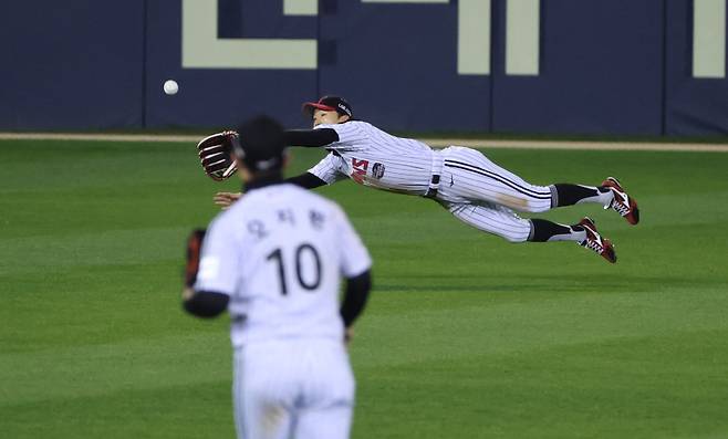 <yonhap photo-4340="">(서울=연합뉴스) 김주성 기자 = 13일 서울 잠실야구장에서 열린 2023 KBO 한국시리즈 5차전 kt wiz와 LG 트윈스의 경기. LG 중견수 박해민이 4회초 1사 1, 2루 상황에서 김민혁의 안타성 타구를 잡아내고 있다. 2023.11.13 utzza@yna.co.kr/2023-11-13 20:06:18/ <저작권자 ⓒ 1980-2023 ㈜연합뉴스. 무단 전재 재배포 금지.></yonhap>