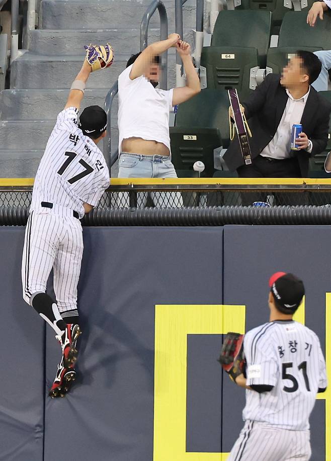 LG 박해민이 2022년 9월 6일 잠실 SSG전 2회 초 1사 1루 한유섬의 타구를 잡으려고 펜스 위까지 뛰어올라 글러브를 뻗고 있다. 결과는 홈런. 잠실=김민규 기자 mgkim1@edaily.co.kr /2022.09.06/