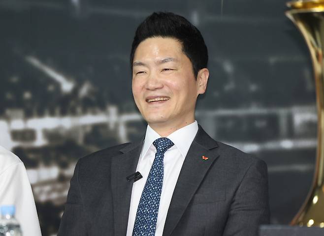 <yonhap photo-2868=""> 미소 보이는 전희철 감독 (서울=연합뉴스) 김성민 기자 = 서울 SK 나이츠 전희철 감독이 1일 서울 강남구 KBL센터에서 열린 '2024-2025 KCC 프로농구 챔피언결정전 미디어데이'에서 미소를 보이고 있다. 다. 2025.5.1 ksm7976@yna.co.kr/2025-05-01 11:24:32/ <저작권자 ⓒ 1980-2025 ㈜연합뉴스. 무단 전재 재배포 금지, AI 학습 및 활용 금지></yonhap>