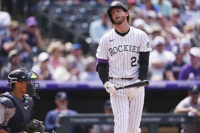 <yonhap photo-1620="">1일(한국시간) 애틀랜타전에서 헛스윙 삼진으로 물러나는 라이언 맥마혼. [AP=연합뉴스]</yonhap>