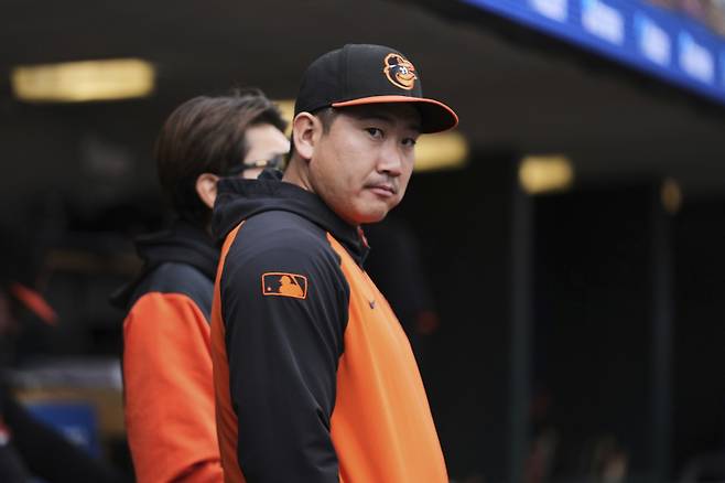 <yonhap photo-1189=""> Baltimore Orioles pitcher Tomoyuki Sugano watches from the dugout against the Detroit Tigers in the eighth inning during the first baseball game of a doubleheader, Saturday, April 26, 2025, in Detroit. (AP Photo/Paul Sancya)/2025-04-27 04:59:06/ <저작권자 ⓒ 1980-2025 ㈜연합뉴스. 무단 전재 재배포 금지, AI 학습 및 활용 금지></yonhap>