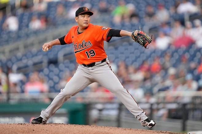 <yonhap photo-3578=""> WASHINGTON, DC - APRIL 23: Tomoyuki Sugano #19 of the Baltimore Orioles pitches in the first inning during a baseball game against the Washington Nationals at Nationals Park on April 23, 2025 in Washington, DC. Mitchell Layton/Getty Images/AFP (Photo by Mitchell Layton / GETTY IMAGES NORTH AMERICA / Getty Images via AFP)/2025-04-24 08:58:41/ <저작권자 ⓒ 1980-2025 ㈜연합뉴스. 무단 전재 재배포 금지, AI 학습 및 활용 금지></yonhap>